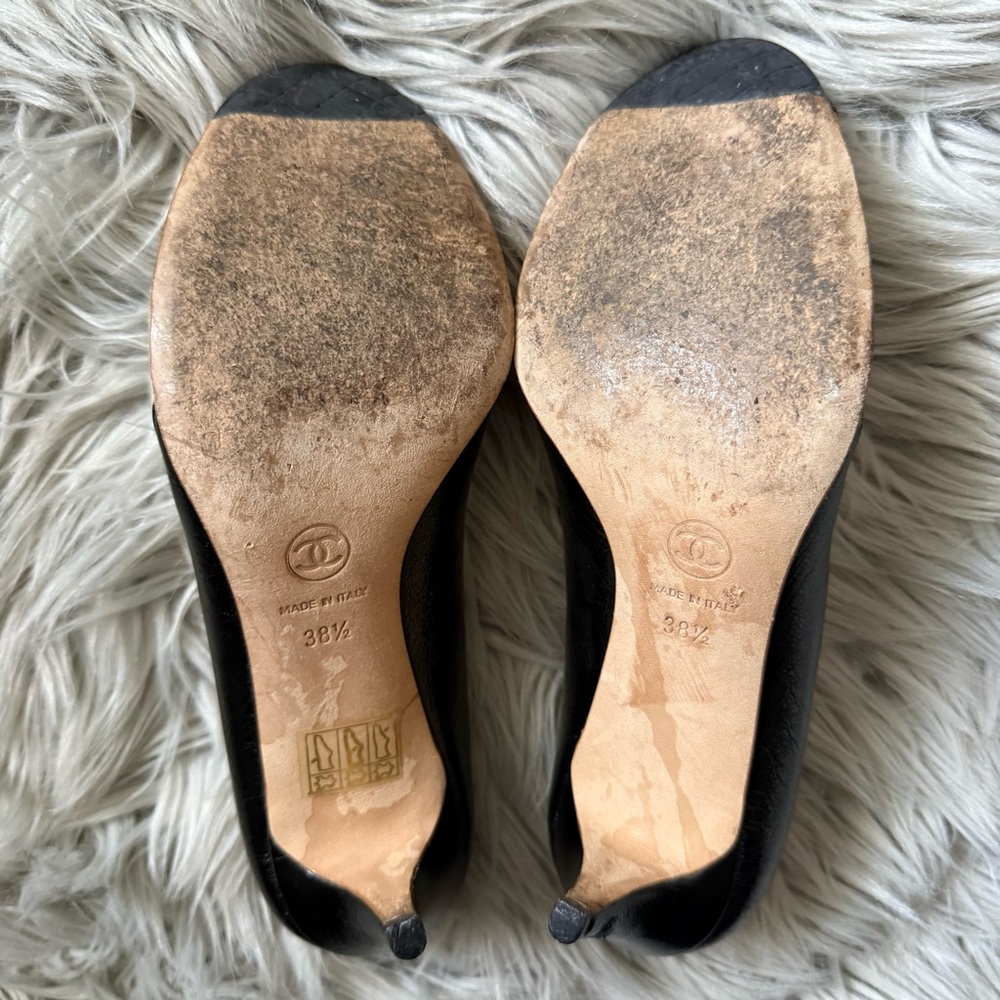 CHANEL Classic Two-Tone Leather CC Bow Cap Toe Scrunch Pumps Beige Black EU 38.5 - Picture 10 of 13